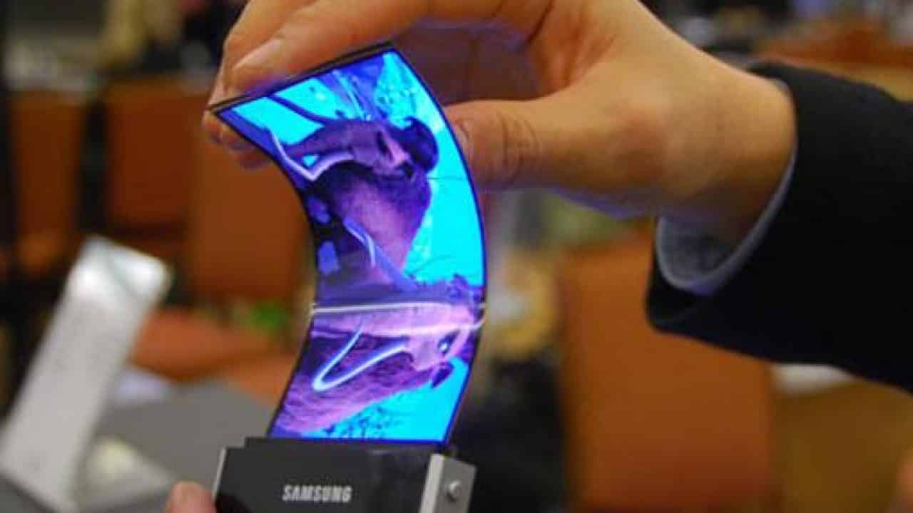 Arrotolare lo schermo di uno smartphone: sarà possibile grazie a Samsung smartphone arrotolabile