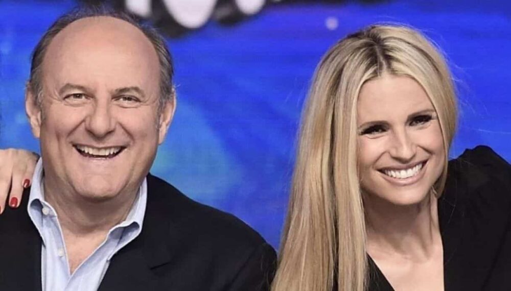 “Striscia la notizia”: Michelle Hunziker torna dietro il bancone del tg satirico