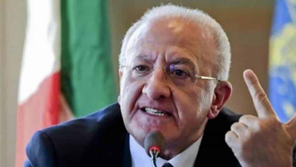 Nuova ordinanza di De Luca per la Campania: limiti e regole mascherina obbligatoria