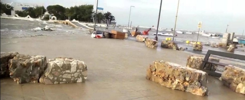 Tromba d’aria in spiaggia nel Salento: tanta paura e feriti lievi a Torre Lapillo