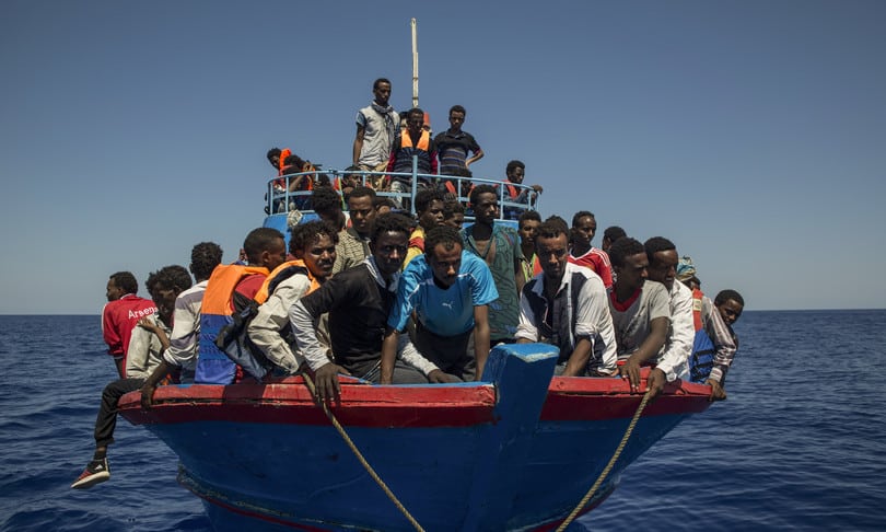 Migranti, quasi 1000 persone nell’hotspot di Lampedusa: via ai trasferimenti