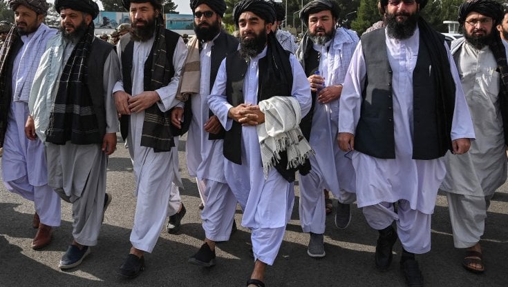 Afghanistan, la sfilata dei talebani in festa e si rivede il capo sicurezza di Bin Laden