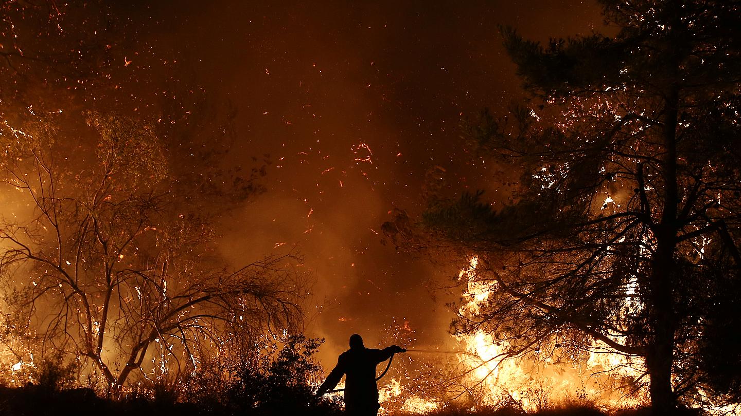 Grecia, incendio isola di Eubea: Monastero isolato, i monaci non vogliono abbandonarlo