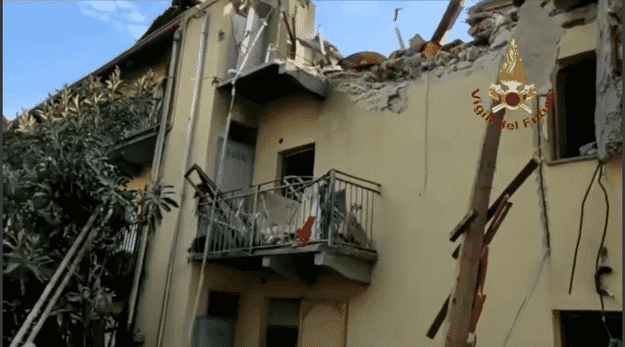 Crolla una palazzina a Torino: morto un bimbo, si cercano altre persone