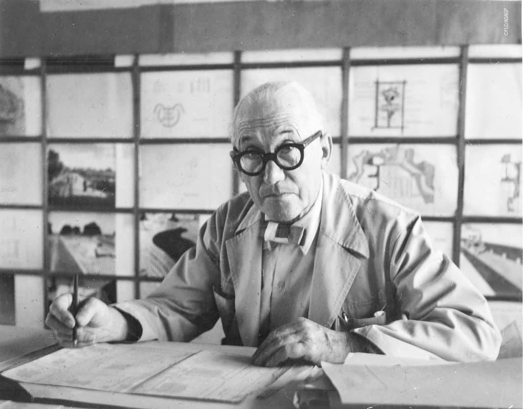 Le Corbusier nel suo studio_photocredit:horasyminutos