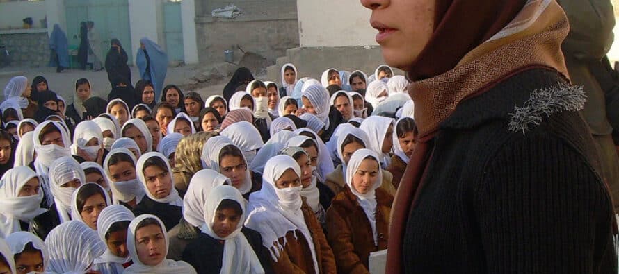 Afghanistan: il diritto allo studio in pericolo per migliaia di ragazze