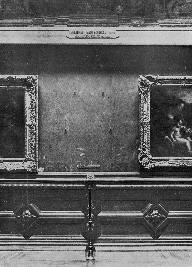 La parete del museo del Louvre con lo spazio vuoto lasciato dopo il furto della Gioconda