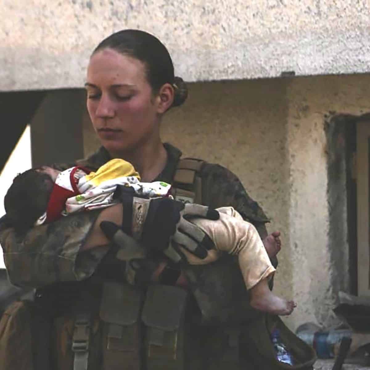 Attentato Kabul, tra le vittime la marine che cullava un bambino Attentato Kabul