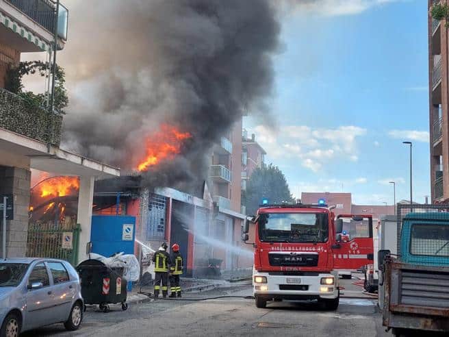 Torino, paura per l’incendio in un capannone in via Villafranca