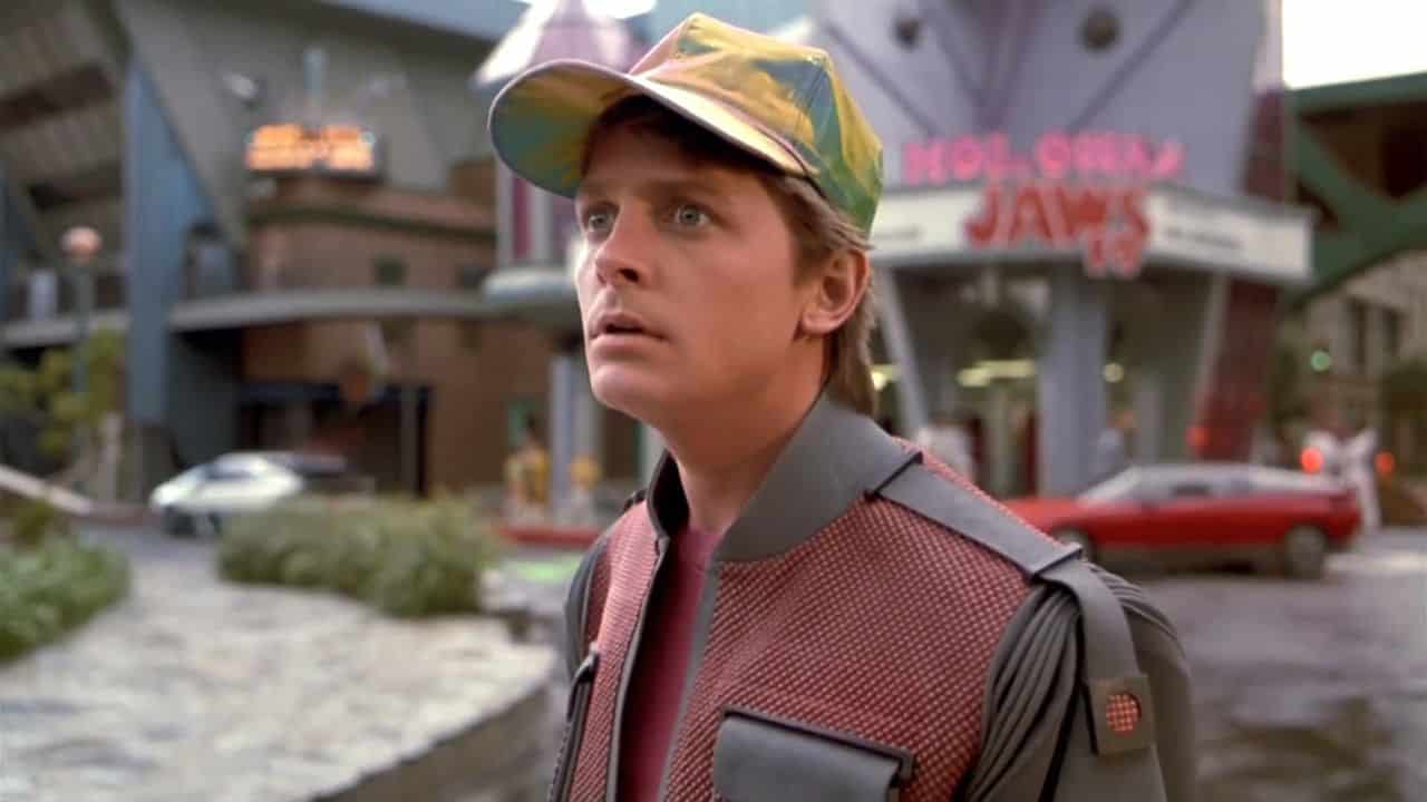 “Ritorno al futuro – Parte II”, stasera in tv Marty e Doc si troveranno nel 2015 "Ritorno al futuro - Parte II", stasera in tv Marty e Doc si troveranno nel 2015Photo Credits © cinema.everyeye.it