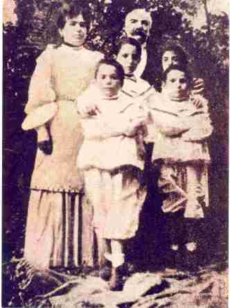 Emilio Salgari con la famiglia_photocredit:dueminuti diarte