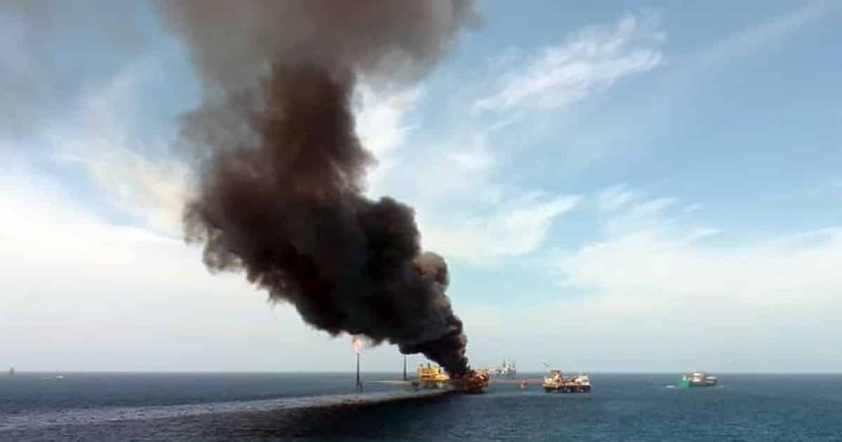 Esplosione su una piattaforma petrolifera al largo della costa del Messico: 5 morti