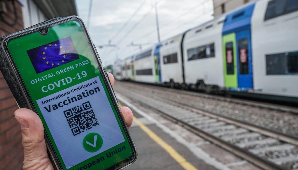 Green pass obbligatorio per trasporti, scuola e università Green pass obbligatorio