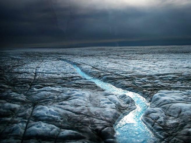 Piove sulla calotta della Groenlandia, per la prima volta nella storia, ed è un problema