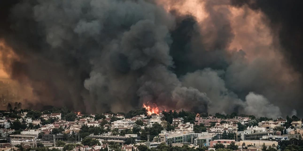 Emergenza incendi in Grecia: Atene circondata dalle fiamme