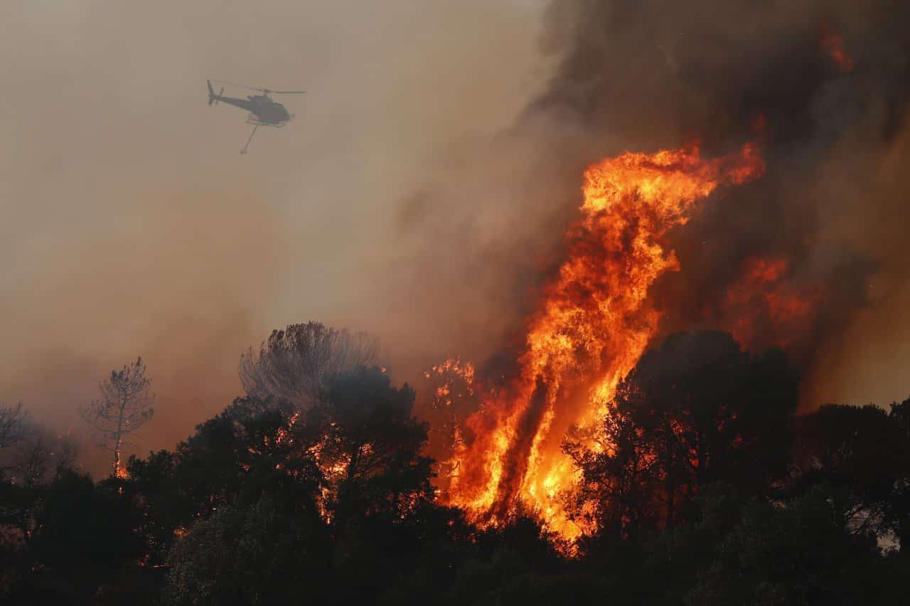 Incendio in Costa Azzurra: evacuati migliaia di turisti