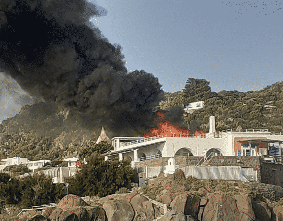 Fiamme all’hotel Raya di Panarea, l’incendio nella terrazza dei vip