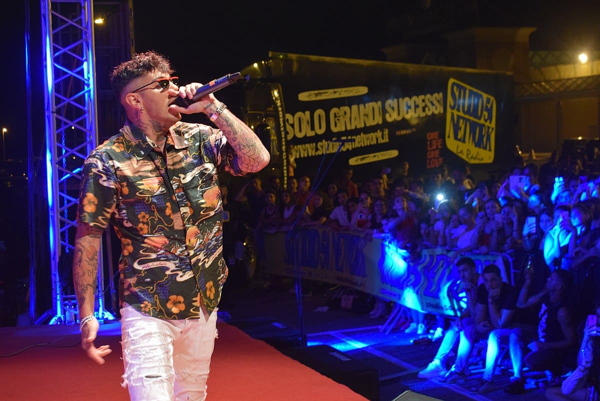 Da Emis Killa a Ketama126: continuano i post scatenati dalla campagna del M5S 1200px-Emis_Killa,_uno_dei_recenti_protagonisti_dello_Studio54LiveWIKIPEDIA