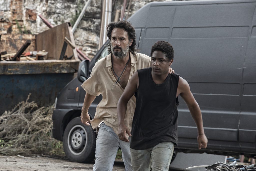 7 PRISIONEIROS (L to R) RODRIGO SANTORO as LUCA, CHRISTIAN MALHEIROS as MATEUS in 7 PRISIONEIROS movie. Cr. ALINE ARRUDA/NETFLIX © 2021