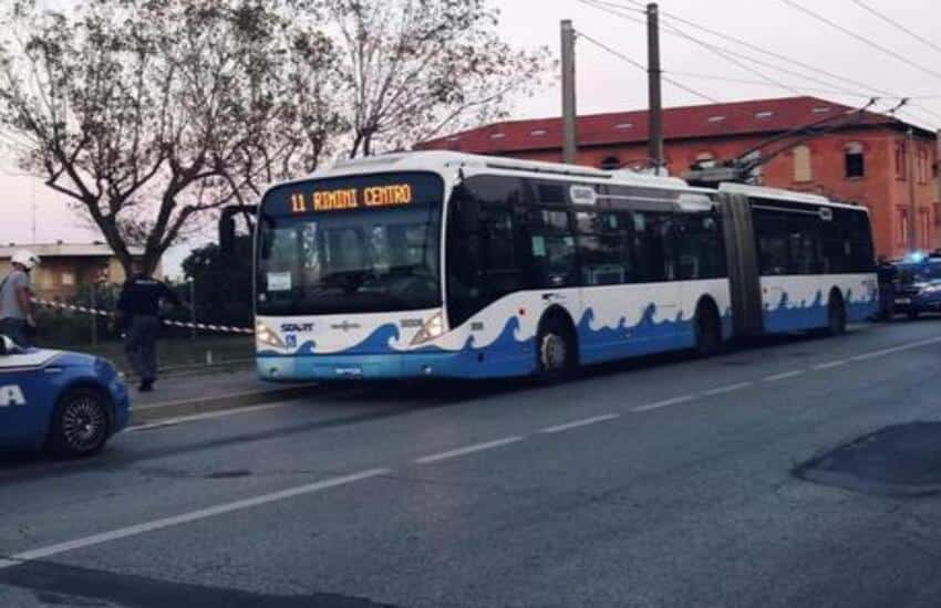 Paura a Rimini: un uomo accoltella 5 persone sull’autobus, un bambino è grave