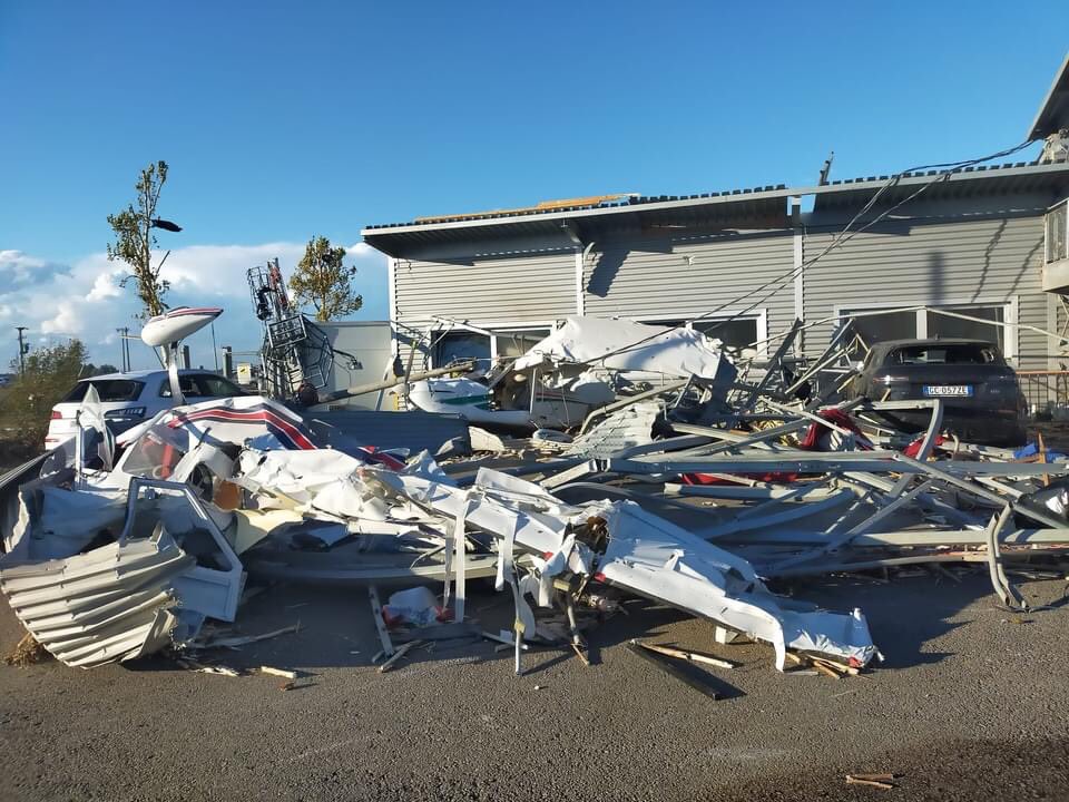 Tromba d’aria a Carpi: danni all’aeroporto, distrutti hangar e alcuni velivoli