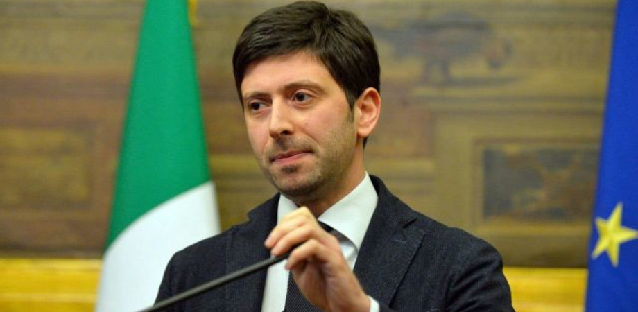 Roberto Speranza avverte: “Più vaccinati o chiuderemo di nuovo” Roberto Speranza