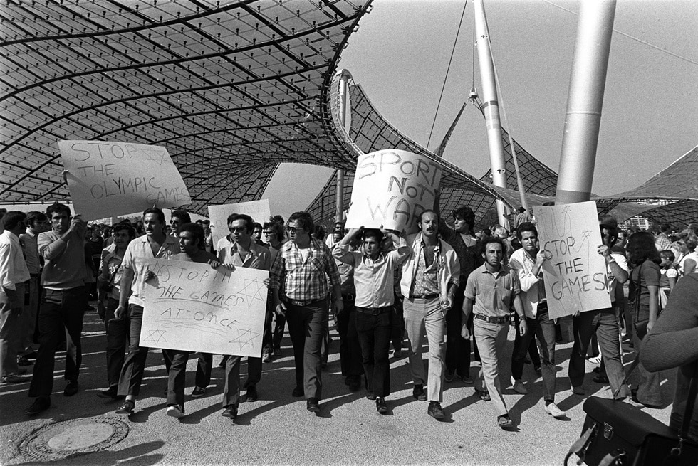 Un corteo al di fuori del villaggio olimpico di Monaco di Baviera, 5 settembre 1972, per chiedere che i Giochi Olimpici vengano sospesi (AP Photo)