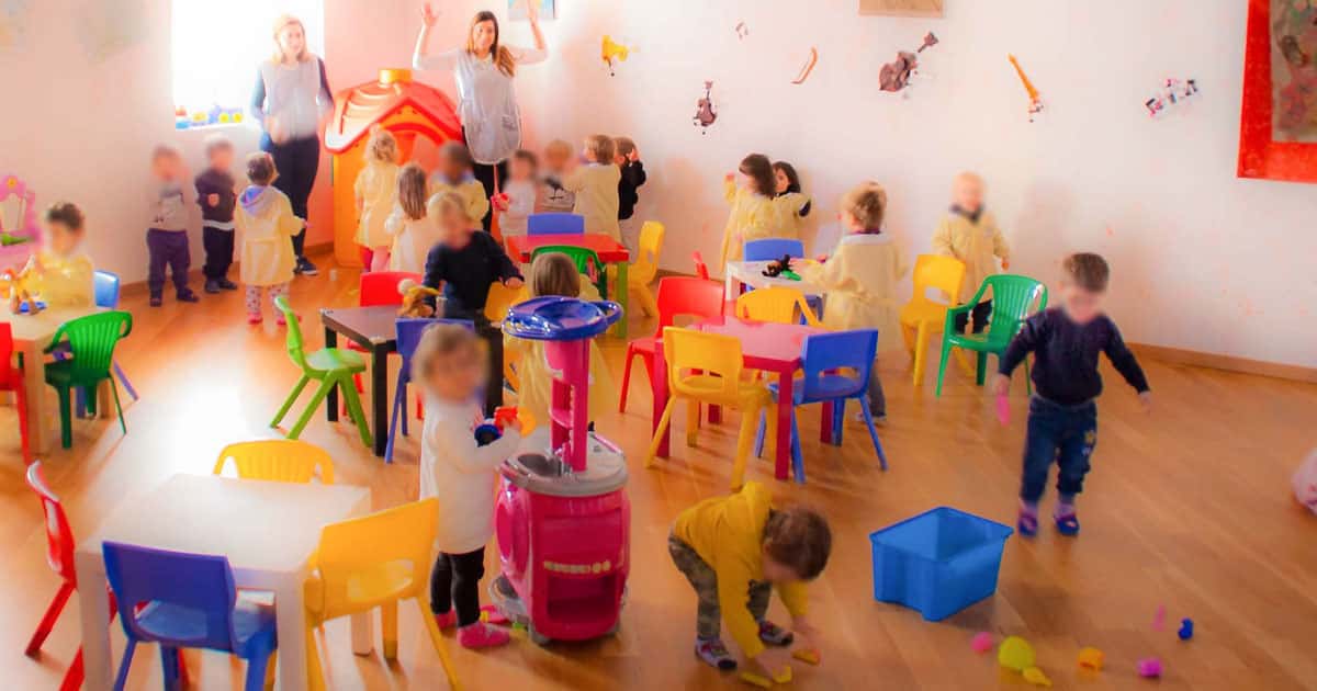 Monza, denunciata maestra d’asilo per aggressioni fisiche e verbali ai bambini: “Ti stacco la testa”