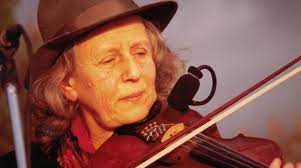 Giulia Lorimer, muore la voce e violino dei “Whisky Trail” giulia lorimer - Photo Credits La Nazione