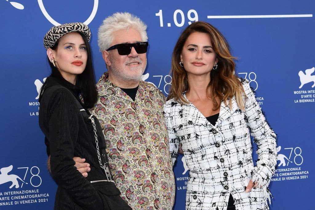 “Madres paralelas”: lutto, amore e memoria storica trionfano a Venezia 78 nel nuovo film di Almodóvar (From L) Spanish actress Milena Smit, Spanish director Pedro Almodovar and Spanish actress Penelope Cruz pose during a photocall for the film "Madres Paralelas" (Parallel Mothers) on the opening day of the 78th Venice Film Festival, on September 1, 2021 at Venice Lido. (Photo by Miguel MEDINA / AFP) (Photo by MIGUEL MEDINA/AFP via Getty Images)