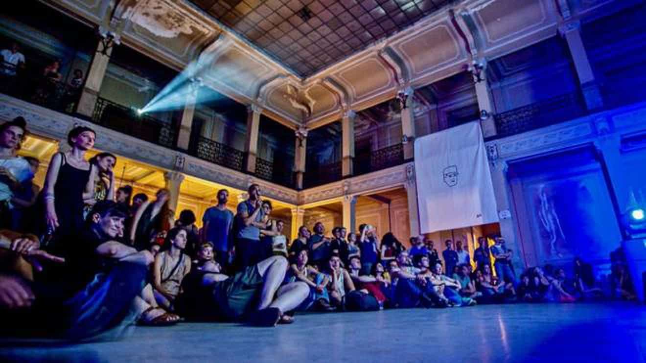 Milano, il centro sociale Macao chiama la Polizia contro i migranti Maco, fonte ilprimatonazionale.it
