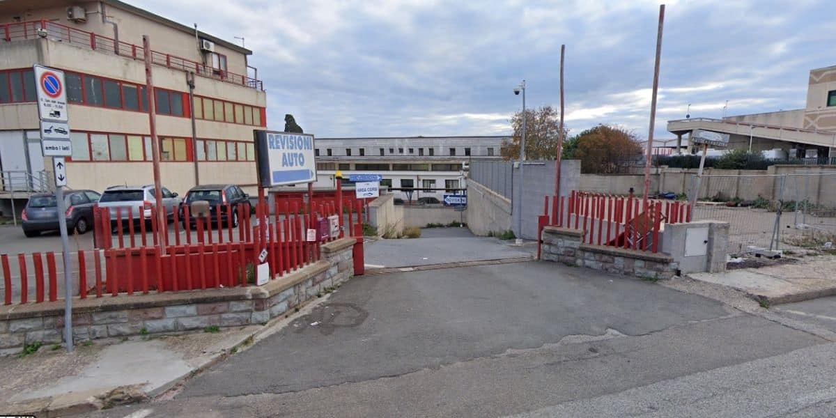 Cagliari, tre meccanici accoltellati nella loro officina