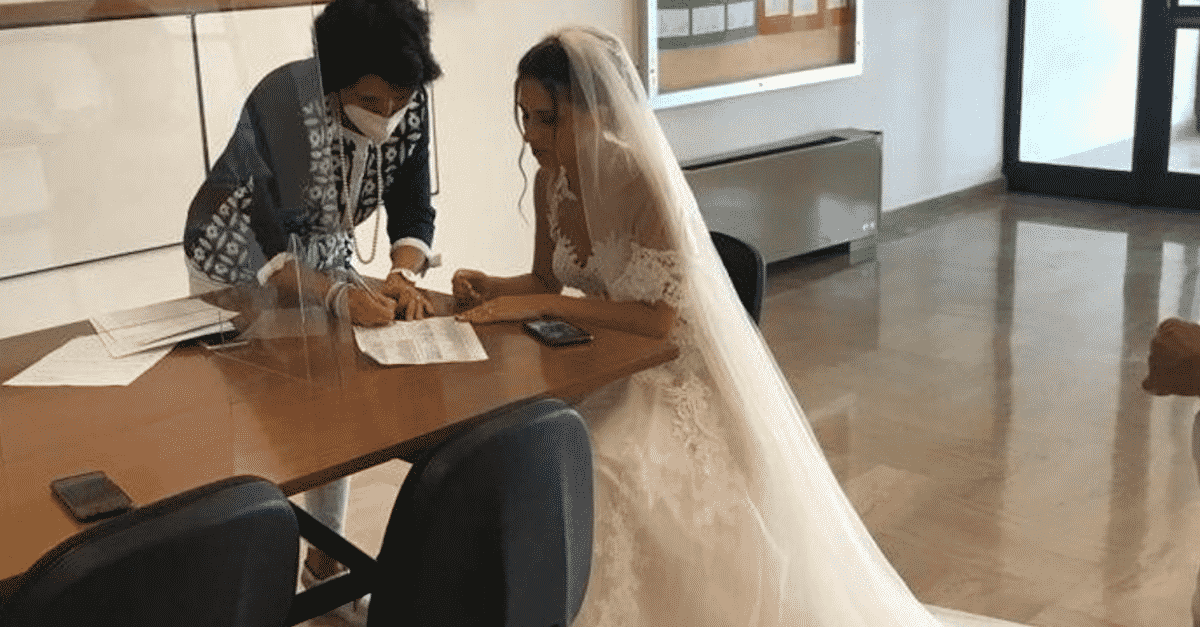 L’insegnante vestita da sposa: surreale immagine di un’intera generazione prof-carmela-sposa-martinafrancaRADIODEEJAY
