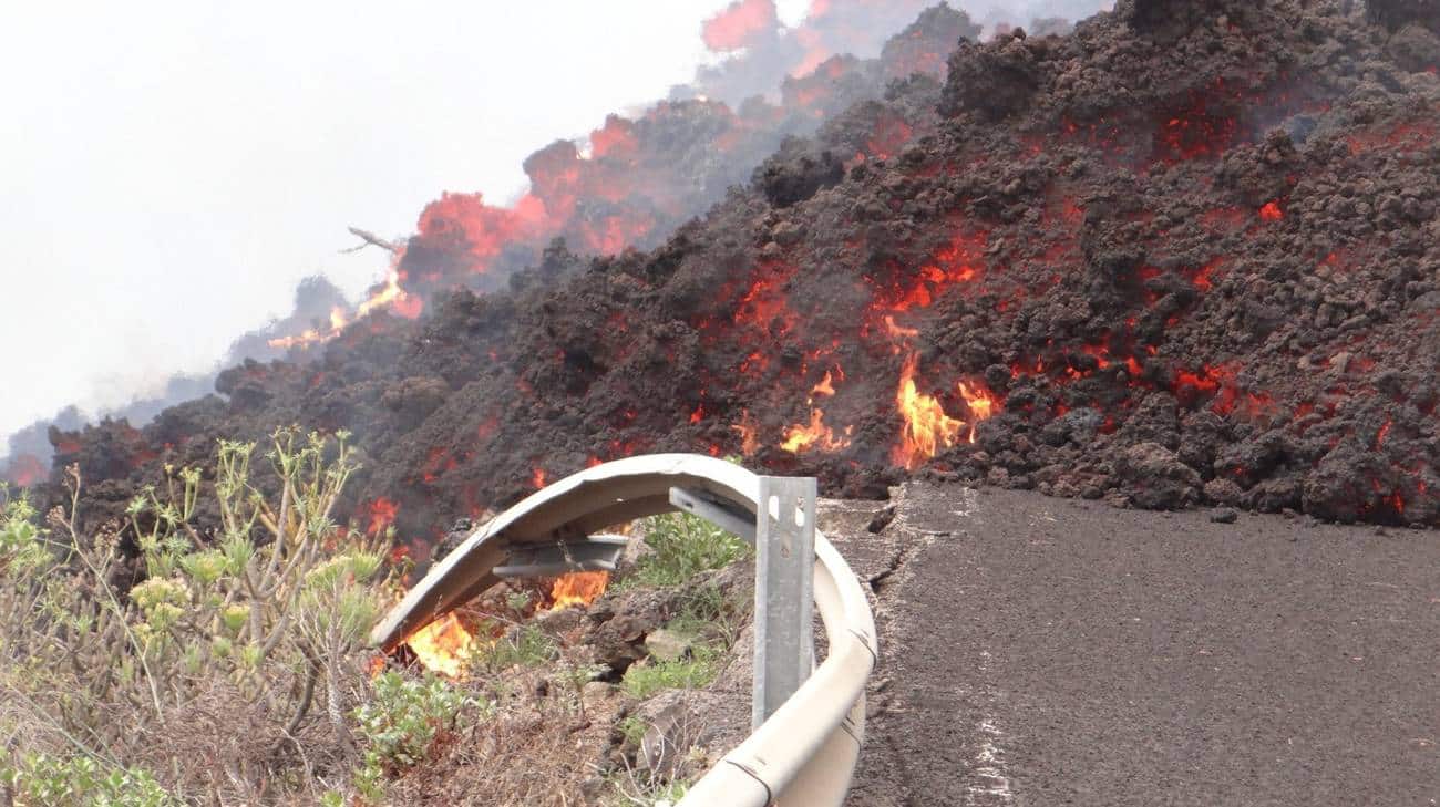 Canarie, l’eruzione del vulcano a La Palma, la lava avanza ancora: rischio gas tossici
