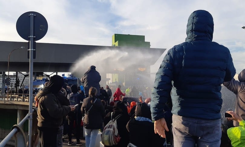 È cominciato lo sgombero dei manifestanti del Varco 4 di Trieste
