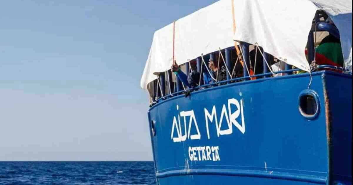 Sos migranti: l’Aita Mari sbarca con 105 stranieri, altro allarme per la nave Geo Barents