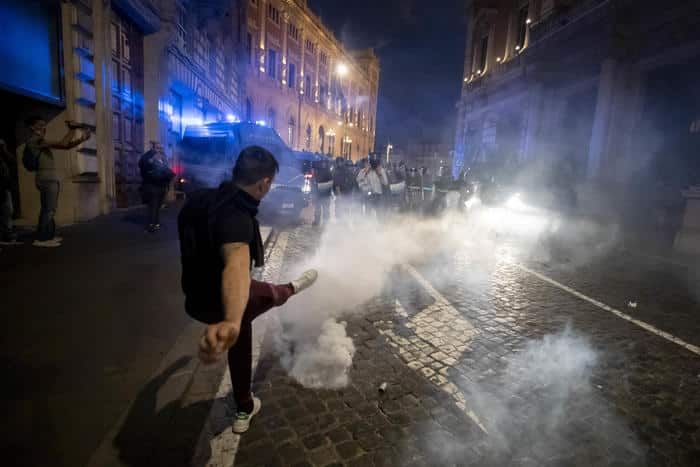 Manifestazioni No Green Pass a Roma, Draghi: "Condanniamo la violenza"