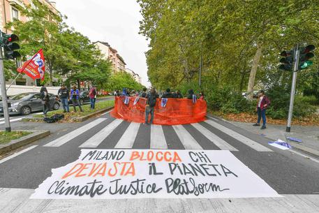 Milano, gli attivisti per l’ambiente manifestano a piazza Affari