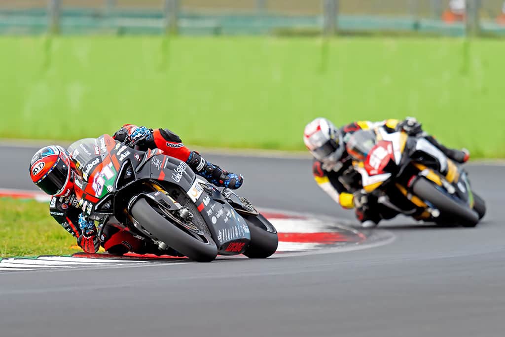 SBK, Vallelunga: beffa per Delbianco, Pirro vince al fotofinish
