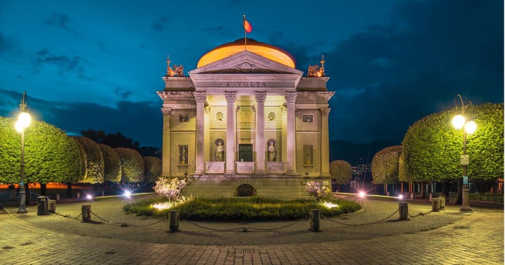 Como: mongolfiera spezza la scultura del Tempio Voltiano