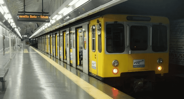 Uomo investito dal treno della metro Linea 1 di Napoli: fermata la circolazione
