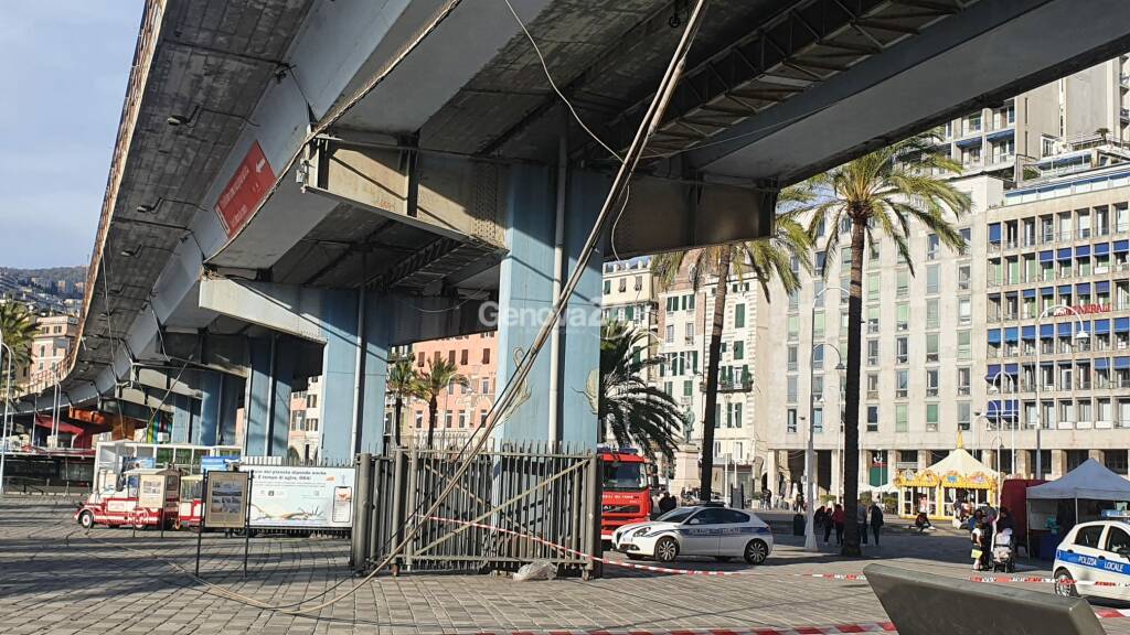 Si stacca un cavo della Sopraelevata a Genova: due feriti lievi