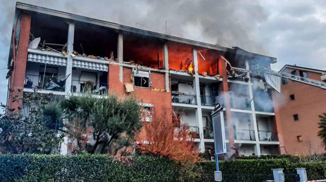 Incendio ed esplosione in una palazzina a Pinerolo: morta una donna