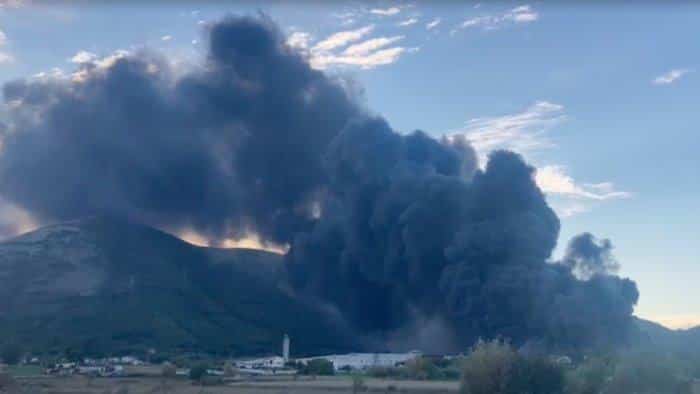 Maxi incendio di plastica ad Airola: la nube tossica arriva a Napoli