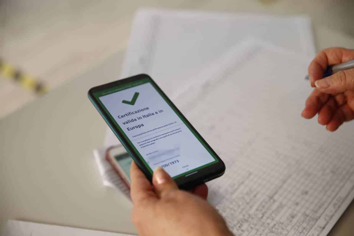 Green pass falsi, due canali Telegram sequestrati a Catania