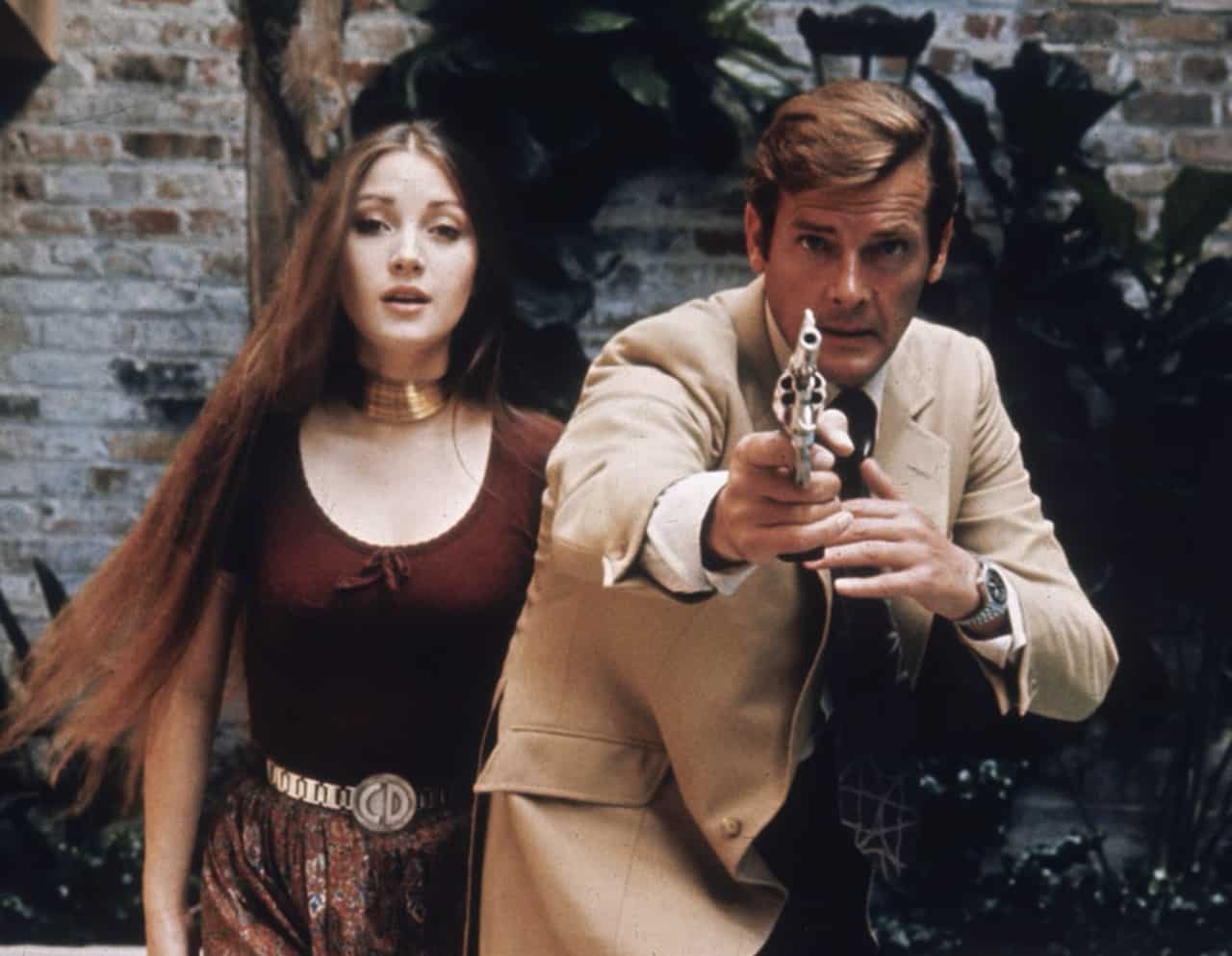 “Agente 007 – Vivi e lascia morire”: stasera in TV Roger Moore è “Bond, James Bond” Roger Moore e Jane Seymour - Photo Credits: Il cinefilo insonne