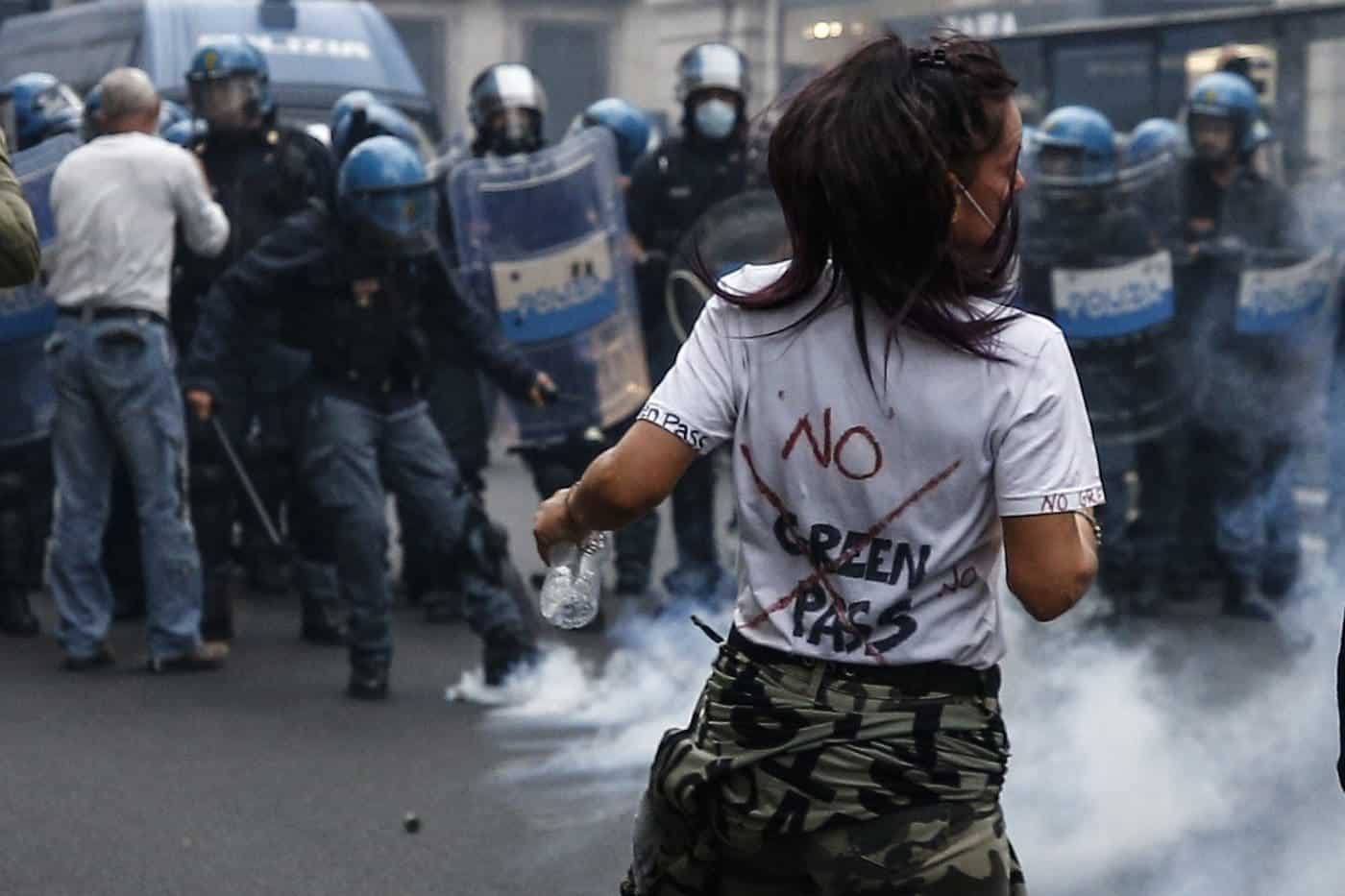 Assalto alla Cgil di Roma: dodici manifestanti arrestati Assalto alla Cgil, dalle telecamere emerge la verità