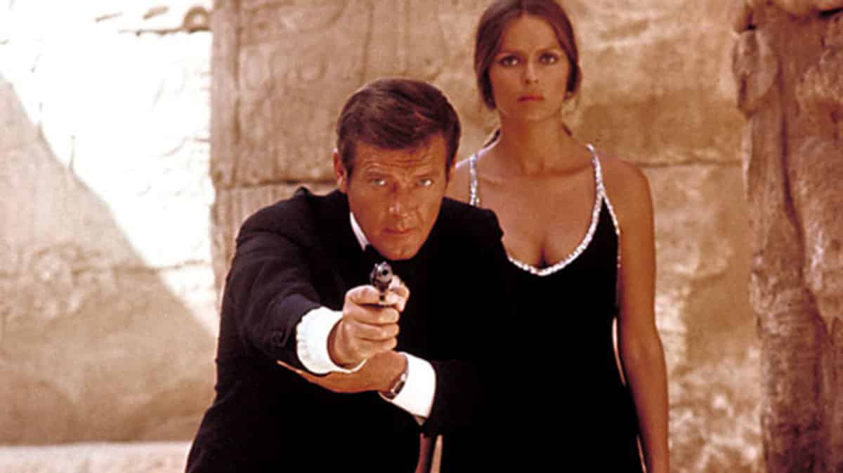 Roger Moore, l’infinita classe del secondo James Bond che conquistò il mondo Roger Moore nei panni di James Bond, Credits: moviezine.se