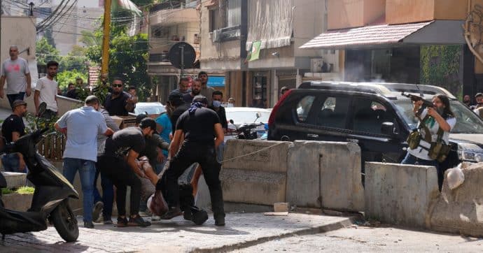 Spari sulla folla a Beirut: 6 morti e decine di feriti