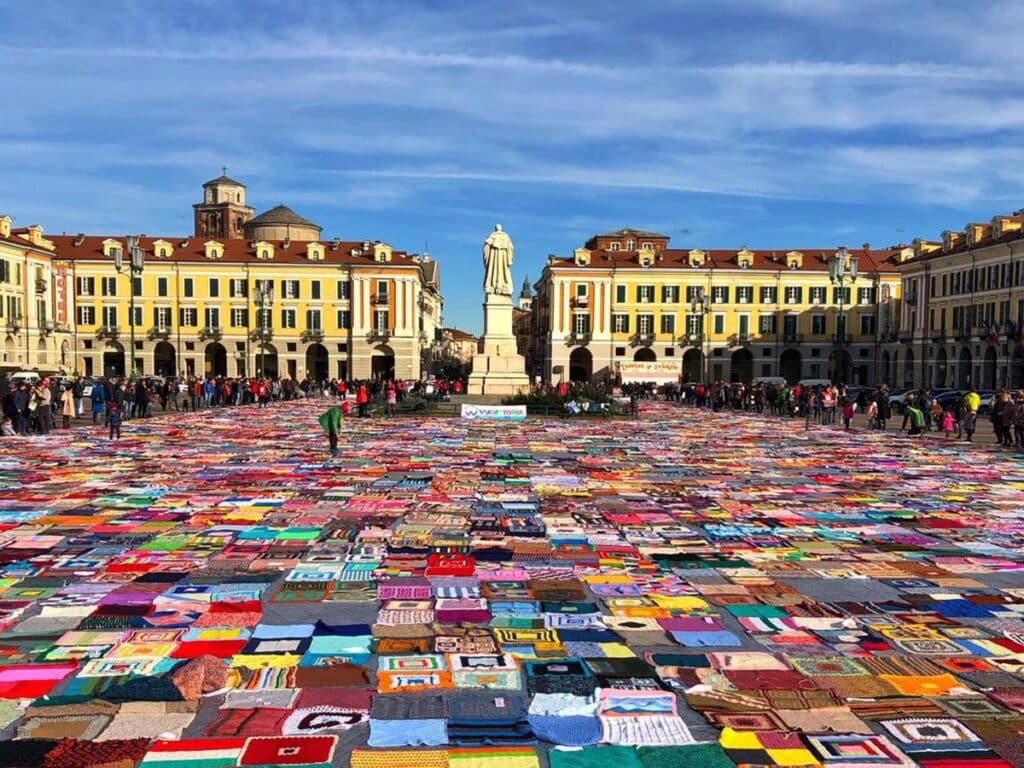 “Viva Vittoria”: coperte multicolori a Milano contro la violenza sulle donne